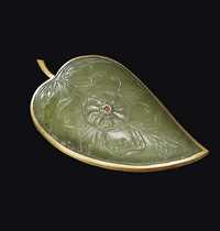 17TH/18TH CENTURY A SMALL MUGHAL GREEN JADE LEAF-SHAPED PLAQUE